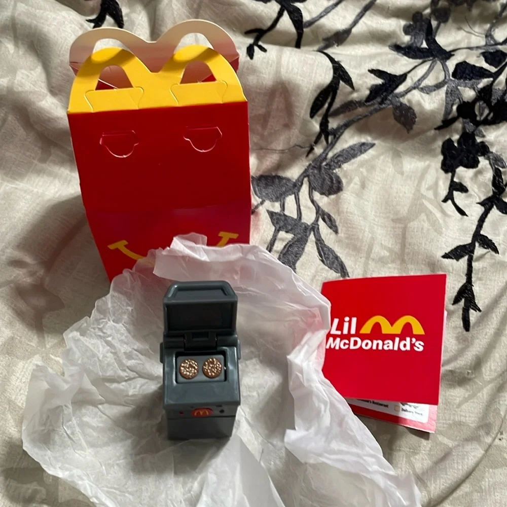 # 12 Burger Grill 🍔
Lil McDonald's 2025
Happy Meal Toy Mini McD
Series hamburger - Picture 1 of 7